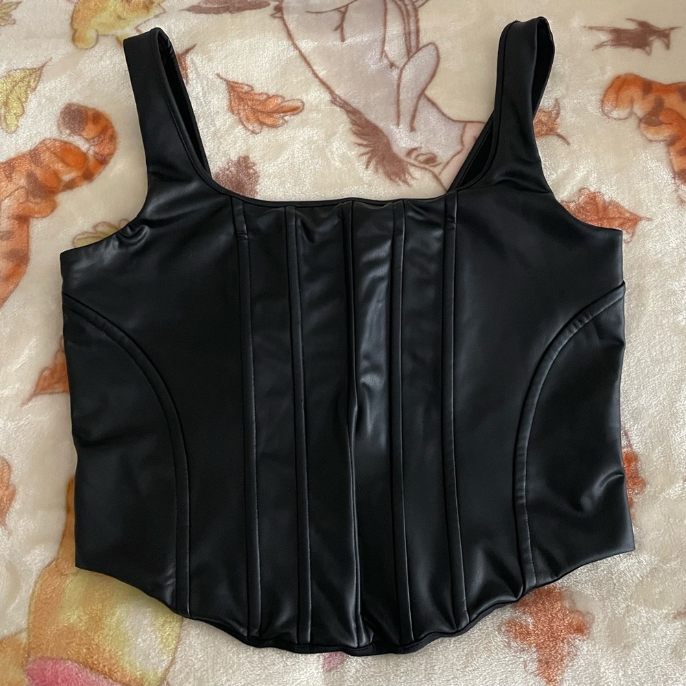 Express Body Contour High Compression
Corset Cropped Tank black leather